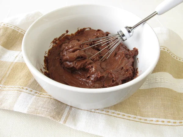 Crema de chocolate recién removida en un tazón — Foto de Stock