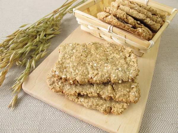 Ev yapımı yuvarlak ve kare yulaf crispbread — Stok fotoğraf