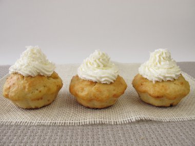 Krem şanti ile Hindistan cevizi cupcakes
