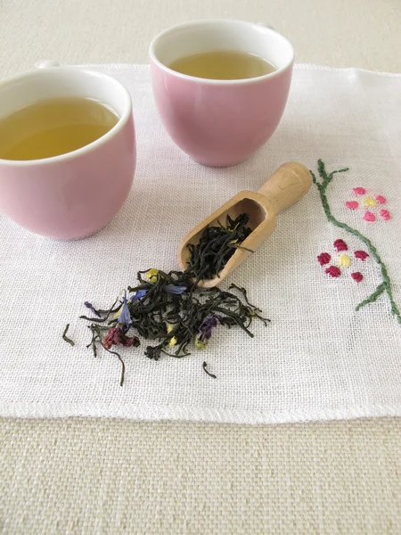 Grüner Tee mit Blüten — Stockfoto