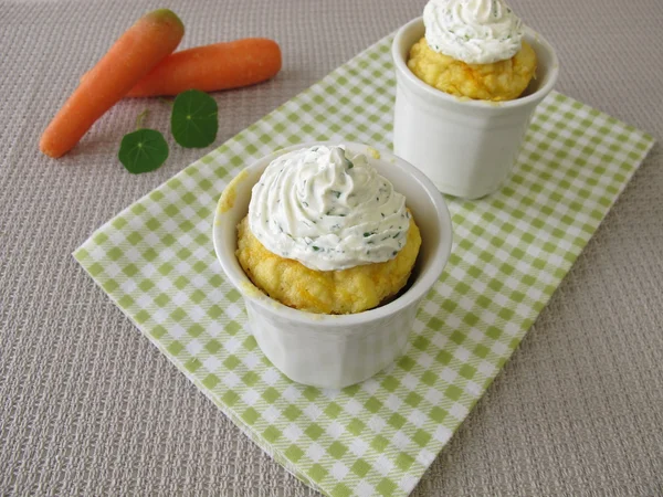 Carrots mug cake with cream cheese from microwave — Stock Photo, Image