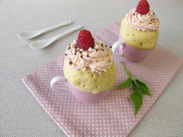 Tarta de taza de frambuesa del microondas — Foto de Stock