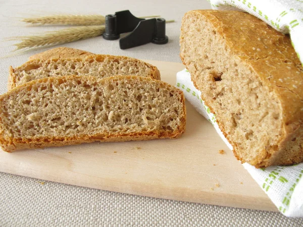 Хлеб из хлебопекарной машины — стоковое фото