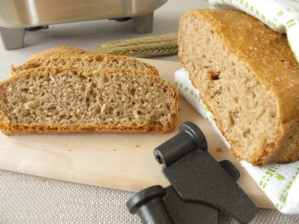 Хлеб из хлебопекарной машины — стоковое фото