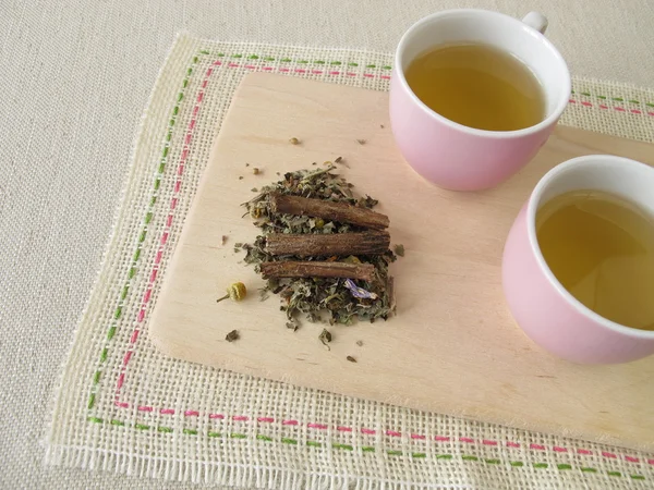 Chá de ervas com raiz de alcaçuz — Fotografia de Stock