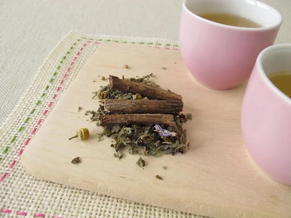 Bylinný čaj s kořene lékořice — Stock fotografie