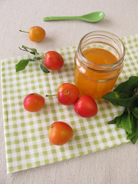 Mermelada casera de ciruelas de cereza — Foto de Stock