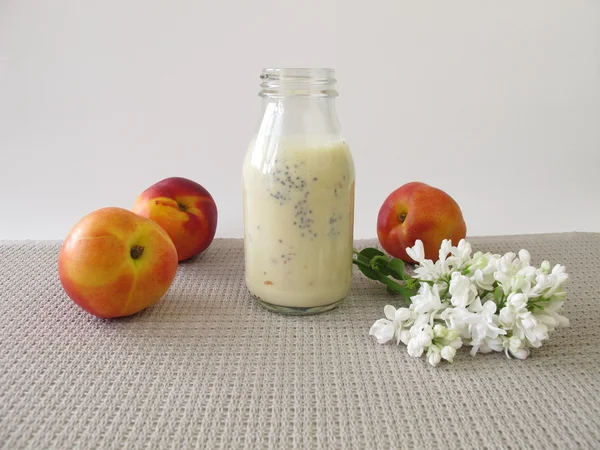 Flasche Joghurt-Smoothie mit Nektarine und Chiasamen — Stockfoto