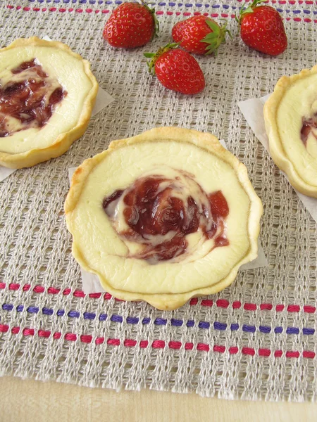 Pasteles de requesón con mermelada de fresa — Foto de Stock