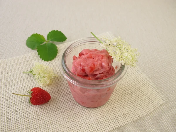 イチゴ ニワトコの花のアイスクリーム — ストック写真