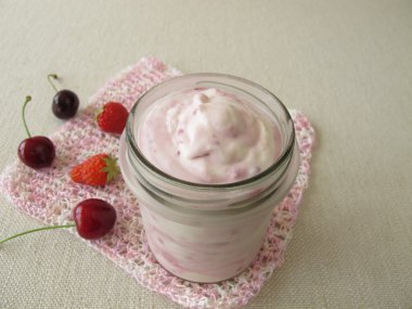 Ev yapımı dondurulmuş yoğurt dondurma kiraz ve çilek ile