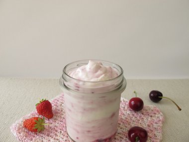 Ev yapımı dondurulmuş yoğurt dondurma kiraz ve çilek ile