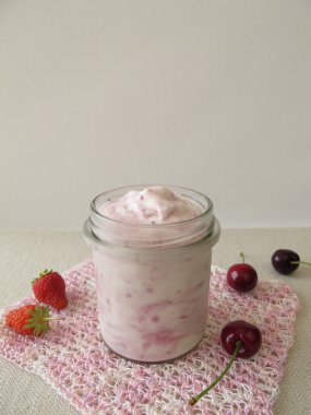 Ev yapımı dondurulmuş yoğurt dondurma kiraz ve çilek ile