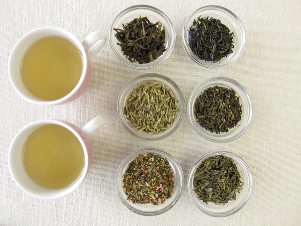 Varietà di tè verde e due tazze di tè — Foto Stock