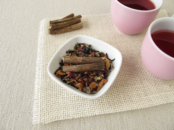 Фруктовый чай с корнем лакрицы — стоковое фото