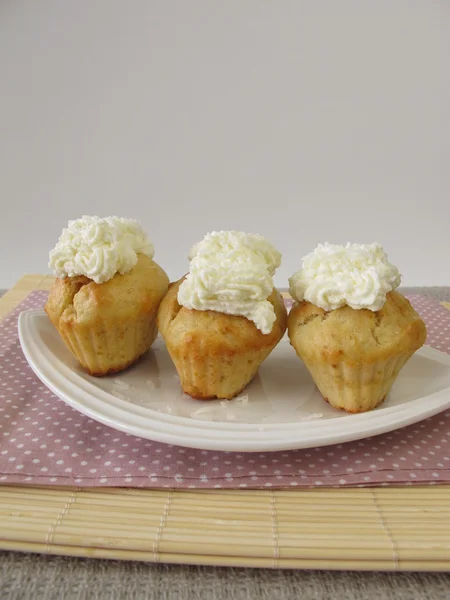 Cupcakes with coconut cream — Stock Photo, Image