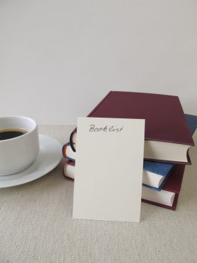 Kitap, boş booklist ve kahve