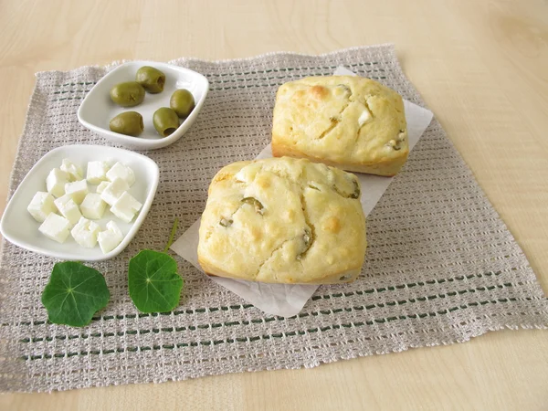 Torta fatta in casa con olive e formaggio feta — Foto Stock