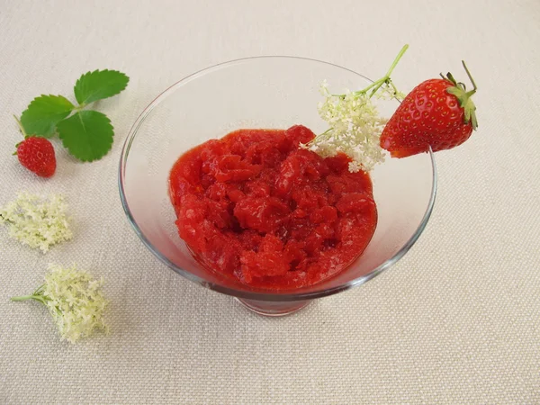 Sorbet aux fraises aux fleurs de sureau — Photo