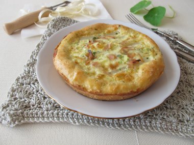 Kuşkonmaz quiche eğdi jambon ve otlar ile
