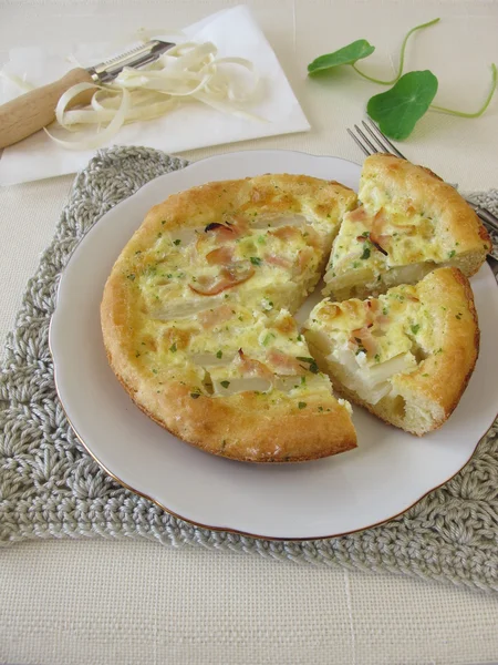 Asparagus quiche with cocked ham and herbs — Stock Photo, Image