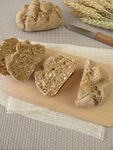 Geschnittene Vollkornbrötchen — Stockfoto