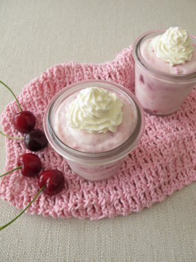 Krem şanti ile kiraz dondurma