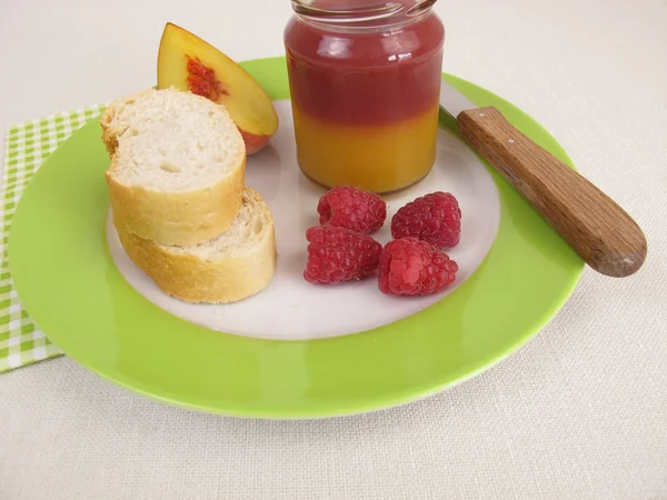 Petit déjeuner avec pêche bicolore et confiture de framboises — Photo