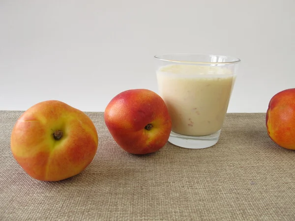 Yogurt drink with nectarines — Stock Photo, Image