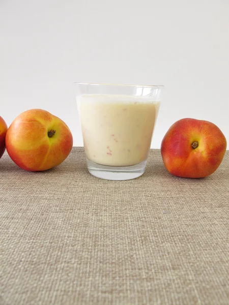 Yoghurt drink med nektariner — Stockfoto