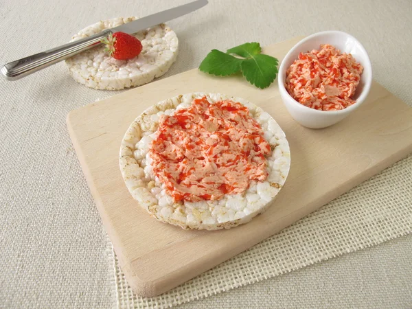 Puffed rice cakes with strawberry butter — Stock Photo, Image