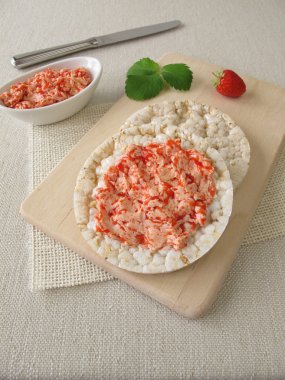 Kahvaltılık pirinç kek çilekli tereyağı ile