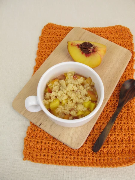 Torta di tazza di briciola con pesca da forno a microonde — Foto Stock