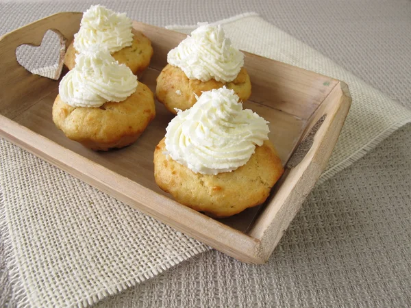 Coconut cupcakes with whipped cream on tray — ストック写真