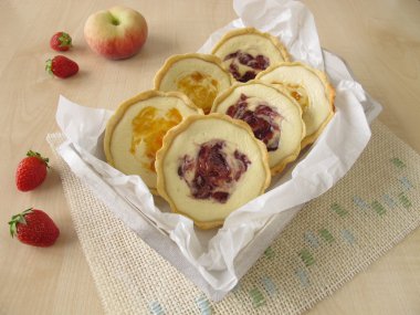 Taze peynir, şeftali ve çilek ile küçük tartlets