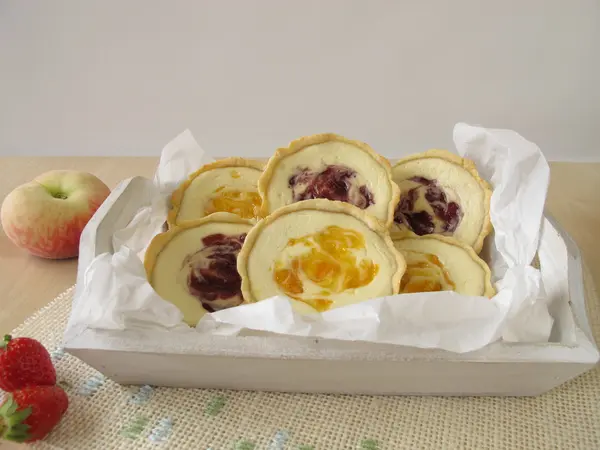 Маленькие пирожные со свежим сыром, персиком и клубникой — стоковое фото