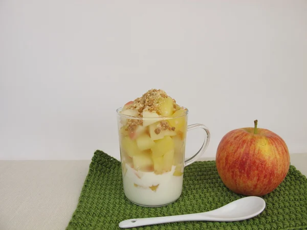 Crumble mok taart met apple, yoghurt, cookie kruimels en amandel broos — Stockfoto