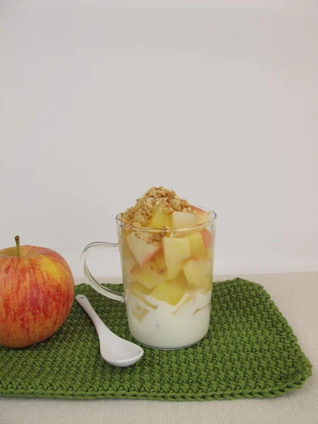 Crumble mok taart met apple, yoghurt, cookie kruimels en amandel broos — Stockfoto