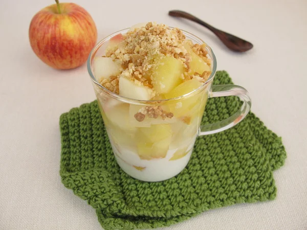 Krümelkrümelkuchen mit Apfel, Joghurt, Kekskrümeln und Mandelkrokant — Stockfoto