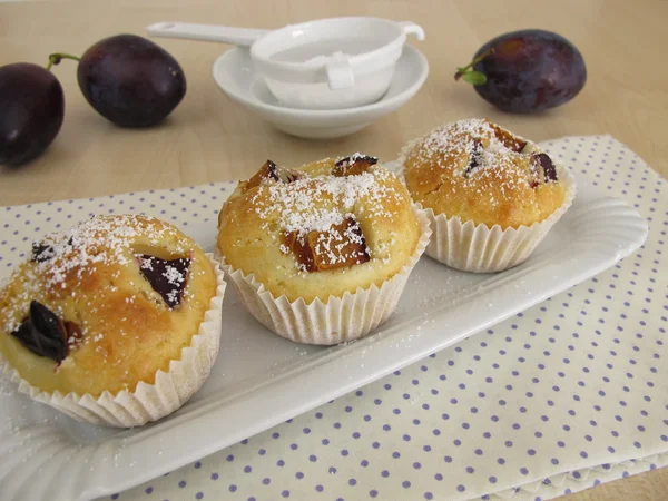 Friands med plommon — Stockfoto