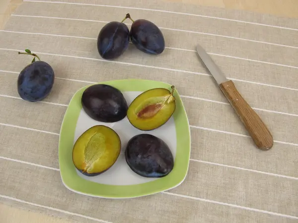 Fruit snack met pruimen — Stockfoto
