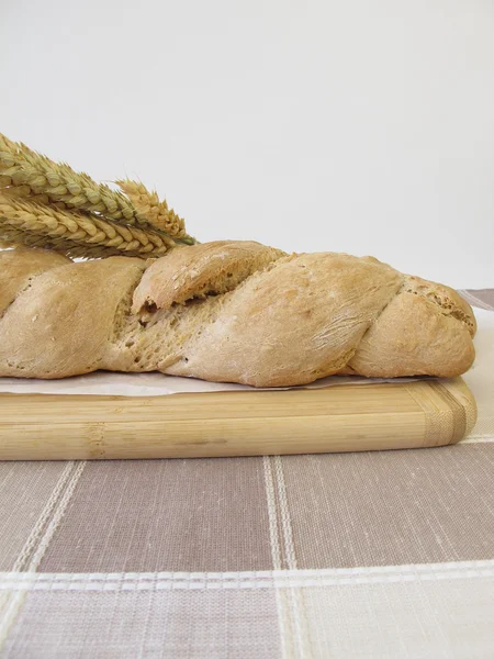 Fırından yeni çıkmış kök ekmek — Stok fotoğraf