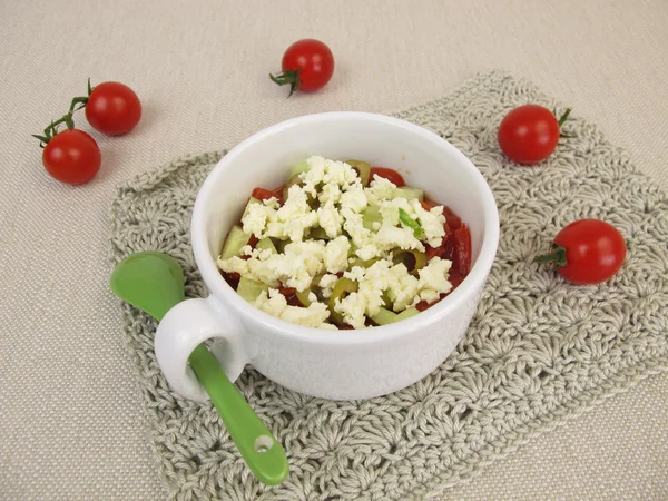 토마토, 오이, 올리브와 feta 떠나가 마이크로파에서 찻잔 케이크 무너질 — 스톡 사진