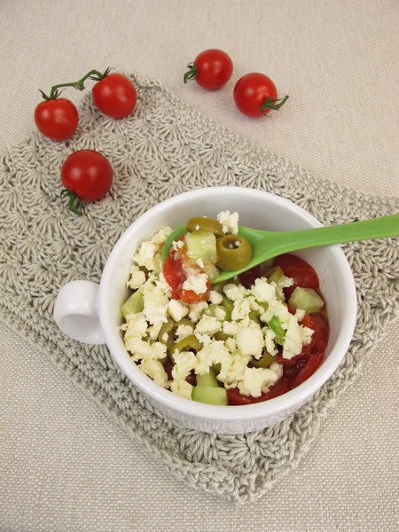 Morzsolódik a bögre torta, paradicsom, uborka, olajbogyó és feta összeomlik a mikrohullámú sütő — Stock Fotó