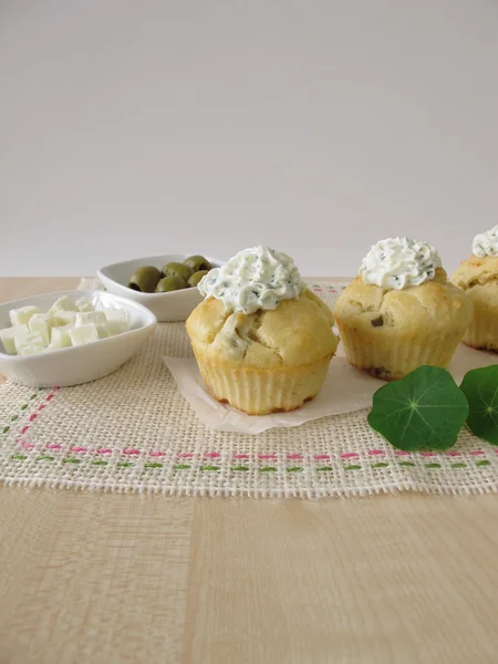 Cupcake με ελιές, φέτα και topping τυρί βότανο — Φωτογραφία Αρχείου