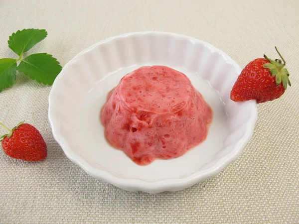 Gâteau à la crème glacée au yaourt aux fraises — Photo