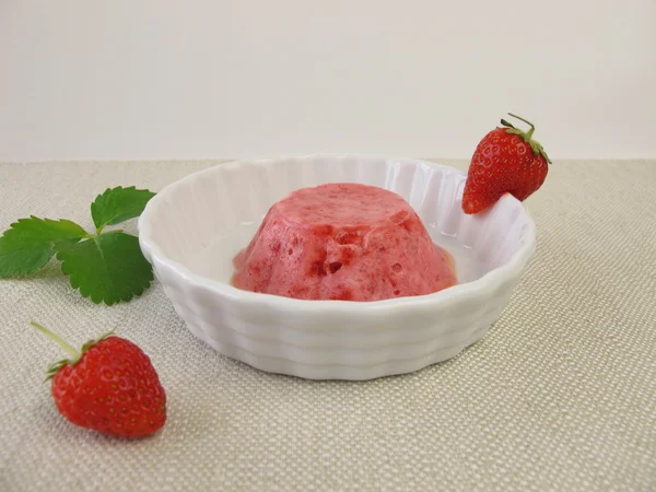 Strawberry yogurt ice cream cake — Stock fotografie