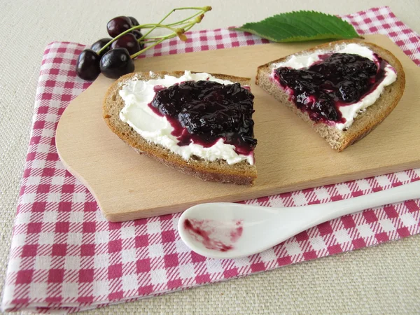 Brot mit Kirschmarmelade — Stockfoto