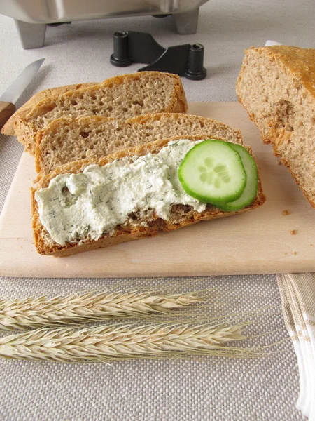 Хлеб от хлебопечки с вегетарианским спрэдом — стоковое фото