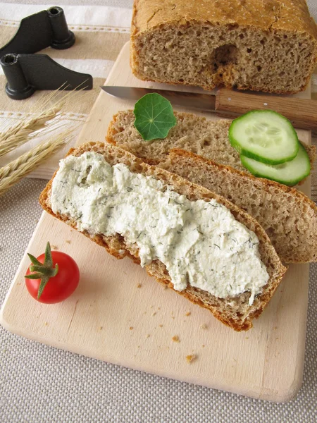 Bread from bread maker with vegetarian spread — Stock Photo, Image